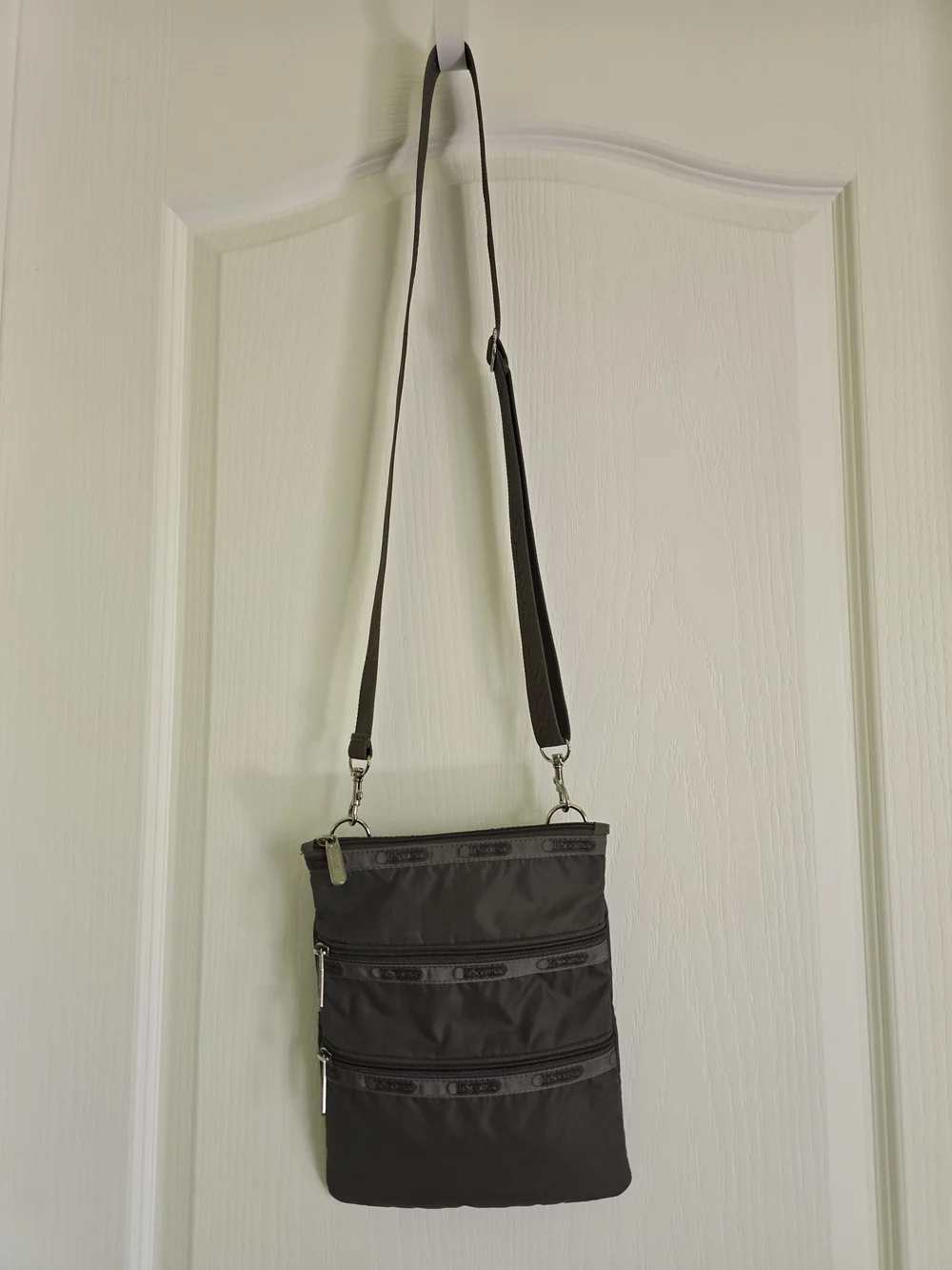 EUC LeSportsac Unisex 3-Zip Nylon Crossbody Bag - Charcoal Gray Travel Sporty